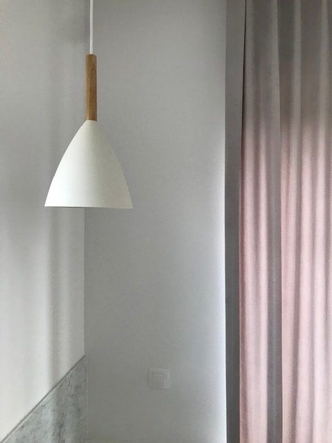 lampa wisząca biała z elementem z drewna
