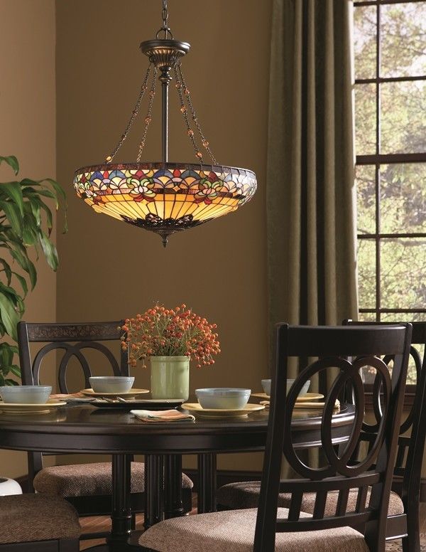 wisząca witrażowa lampa belle w salonie nad stołem