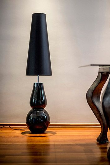 Oryginalna lampa stołowa Milano Black - wysoki abażur, szklana podstawa - 1