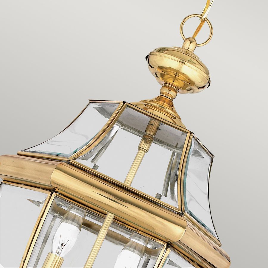 Lampa w stylu klasycznym ze złotymi elementami