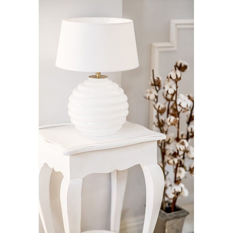 biała lampa stołowa aranżacja salon