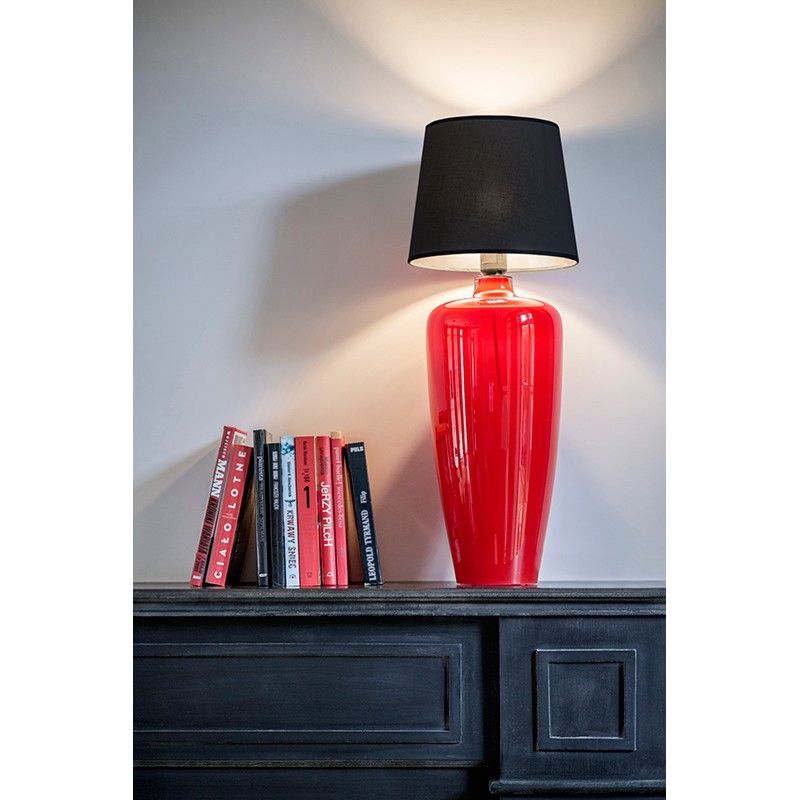 czerwona lampa stołowa ze szkła