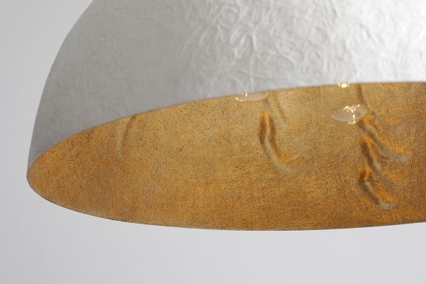 biała lampa ze złotym strukturalnym środkiem