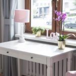 różowa lampa stołowa
