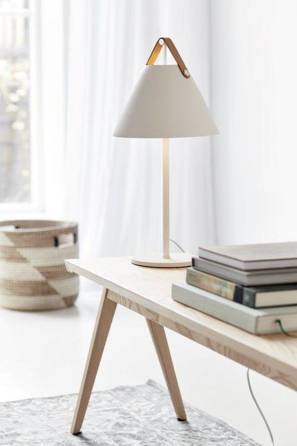 nowoczesna lampa stołowa biała aranżacja