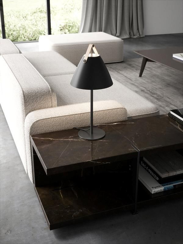 czarna lampa stołowa na marmurowym stoliku