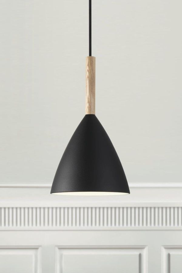 czarna lampa wisząca z drewnianym detalem