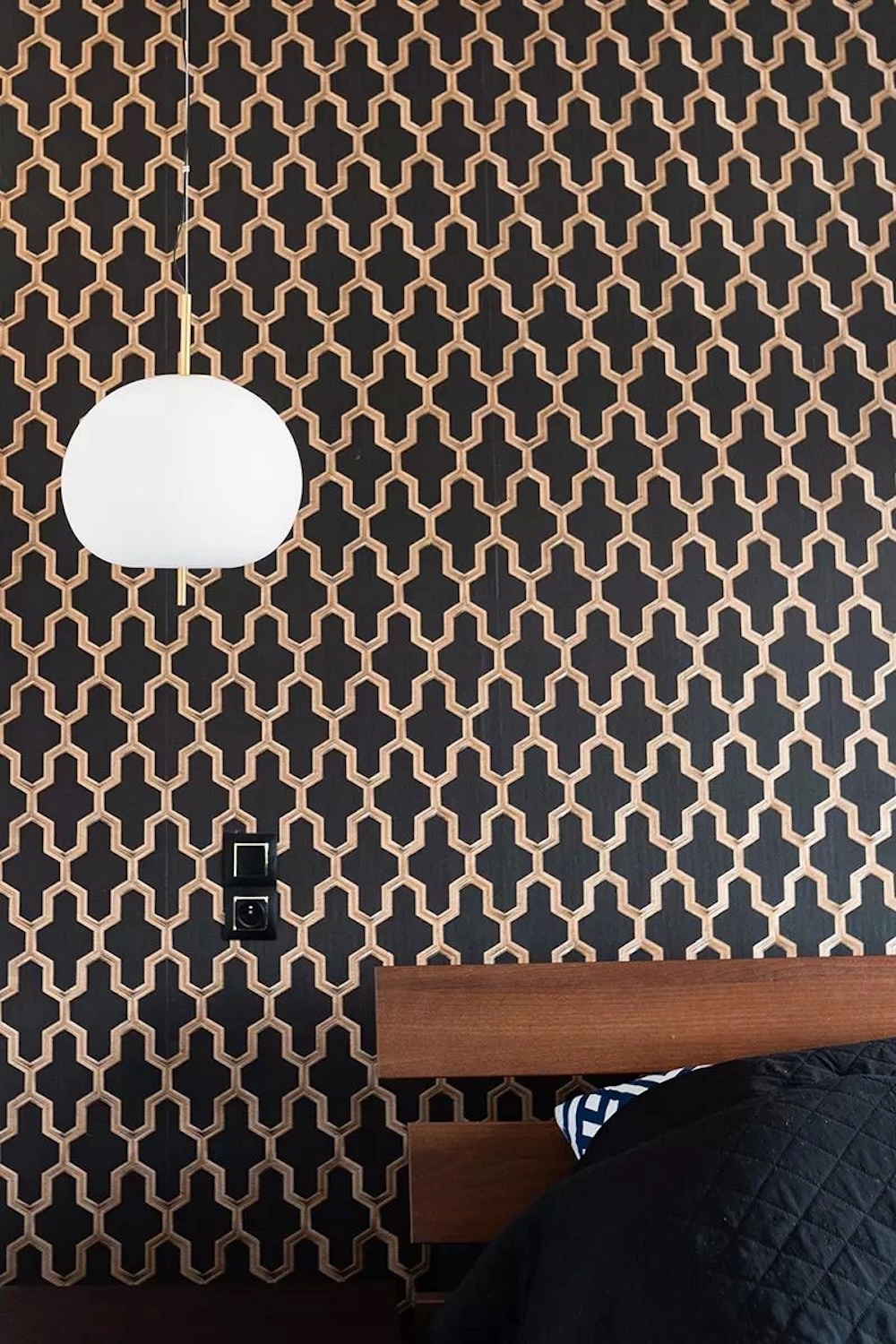 elegancka lampa wiszaca zloty pret - bialy owalny klosz - apple altavola