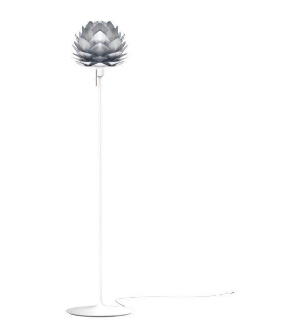 srebrna szyszka lampa podłogowa na białej podstawie
