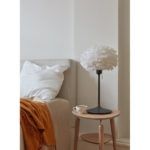 biała lampa stołowa z piór sypialnia