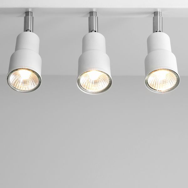 biała lampa sufitowa z reflektorami regulowana