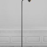 Czarna lampa stojąca do salonu Aslak - skandynawska