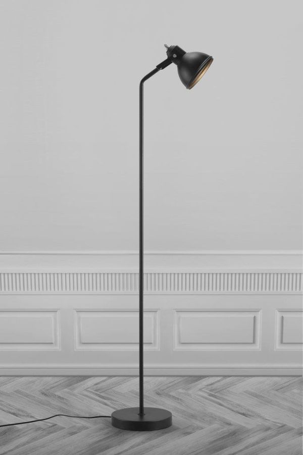 metalowa lampa podłogowa