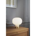 szklana lampa stołowa