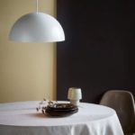 biała lampa wisząca nad okrągły stół - Ellen