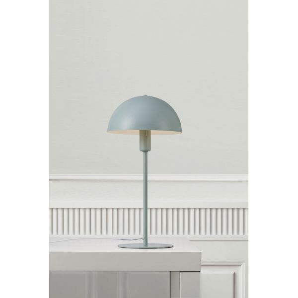 metalowa lampa stołowa na stół w salonie
