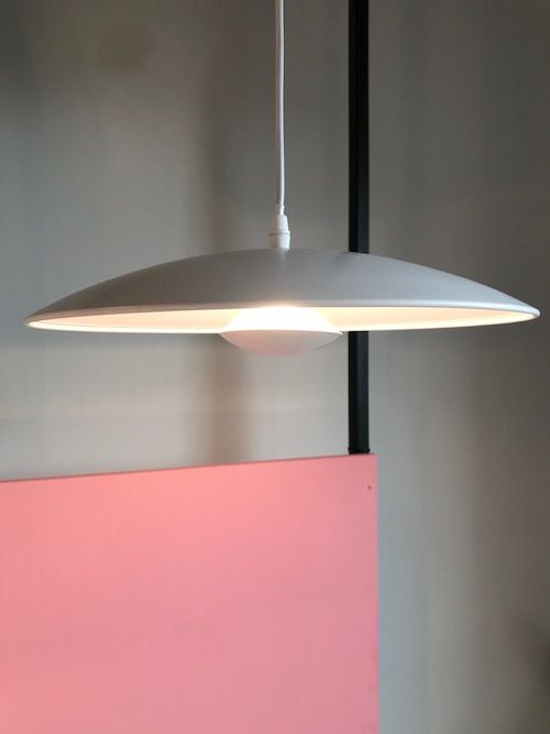 płaska lampa minimalistyczna nad stół
