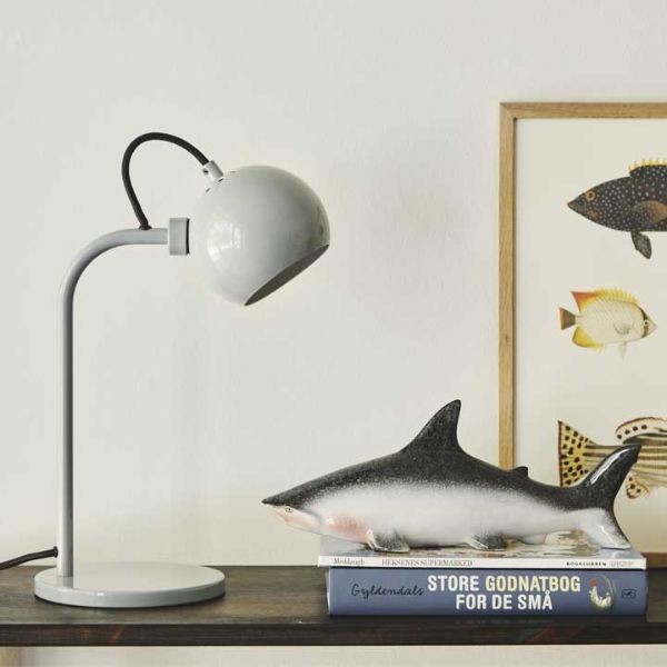 Lampa biurkowa na stoliku obok obrazu