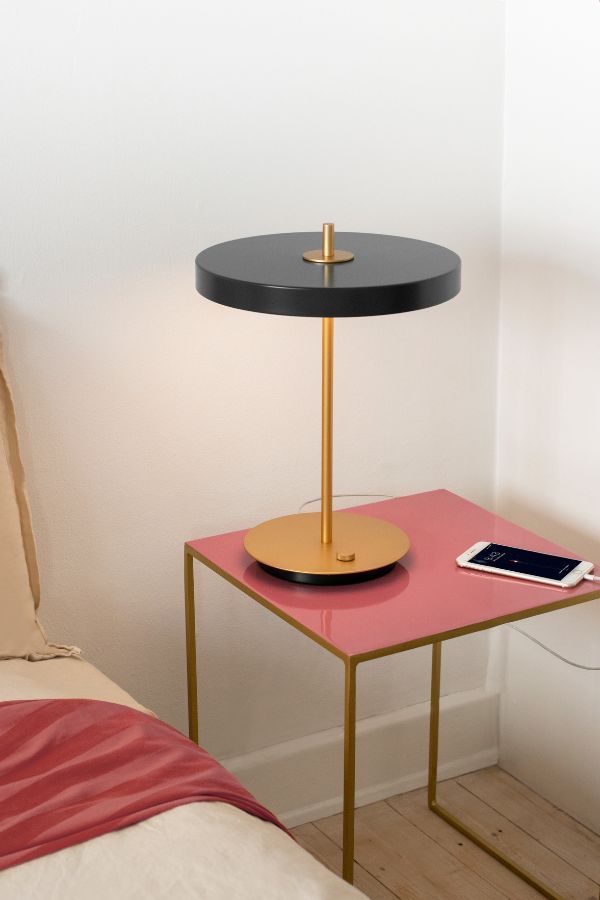 Lampa stołowa z czarnym kloszem i podstawą w kolorze mosiadzu