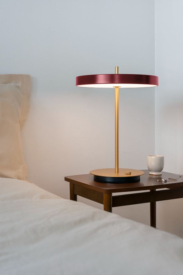 Nowoczesna lampa stołowa z płaskim bordowym kloszem