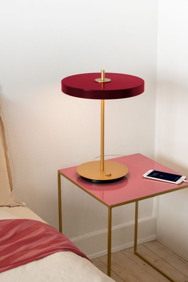 Bordowa lampa stołowa do eleganckiej sypialni