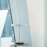 Lampa stołowa z płaskim kloszem LED