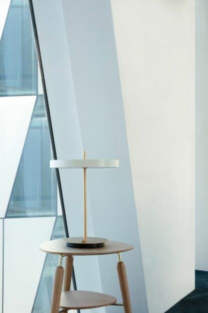 Lampa stołowa z płaskim kloszem LED