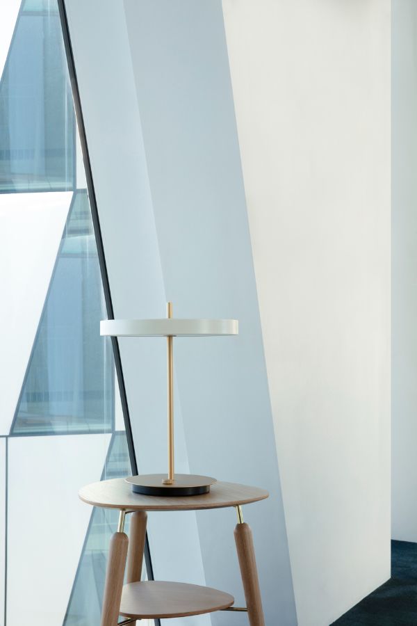 Lampa stołowa z płaskim kloszem LED