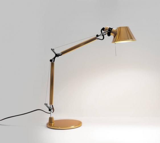 złota nowoczesna lampa biurkowa