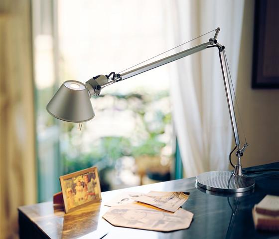 srebrna lampa biurkowa