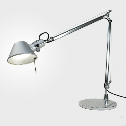srebrna lampa biurkowa regulowana