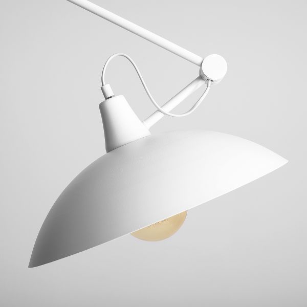 regulowana lampa z dużym białym kloszem