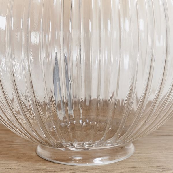 szklana lampa z okrągła podstawą