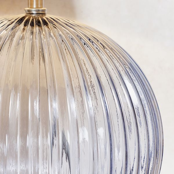 lampa szklana z owalną podstawą
