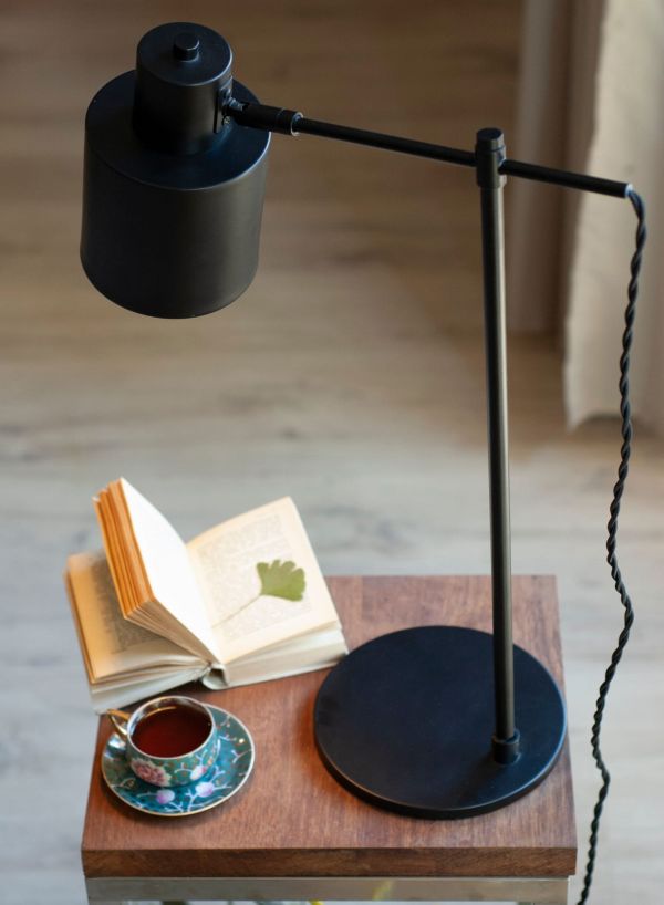 skandynawska lampa biurkowa