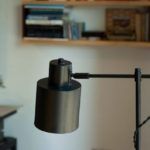 czarna lampa z regulowanym kloszem do biura
