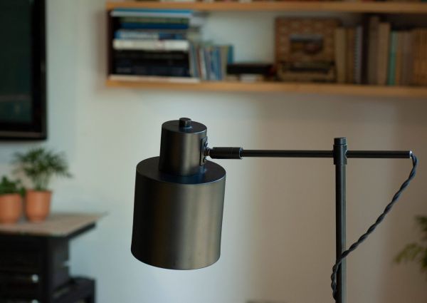 czarna lampa z regulowanym kloszem do biura