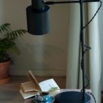 czarna regulowana lampa biurkowa aranżacja