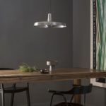 srebrna lampa wisząca nad drewnianym stołem - Arigato Large