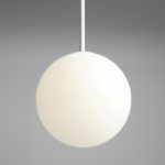 Lampa wisząca z białą kulą ze szkła - elegancka Balia