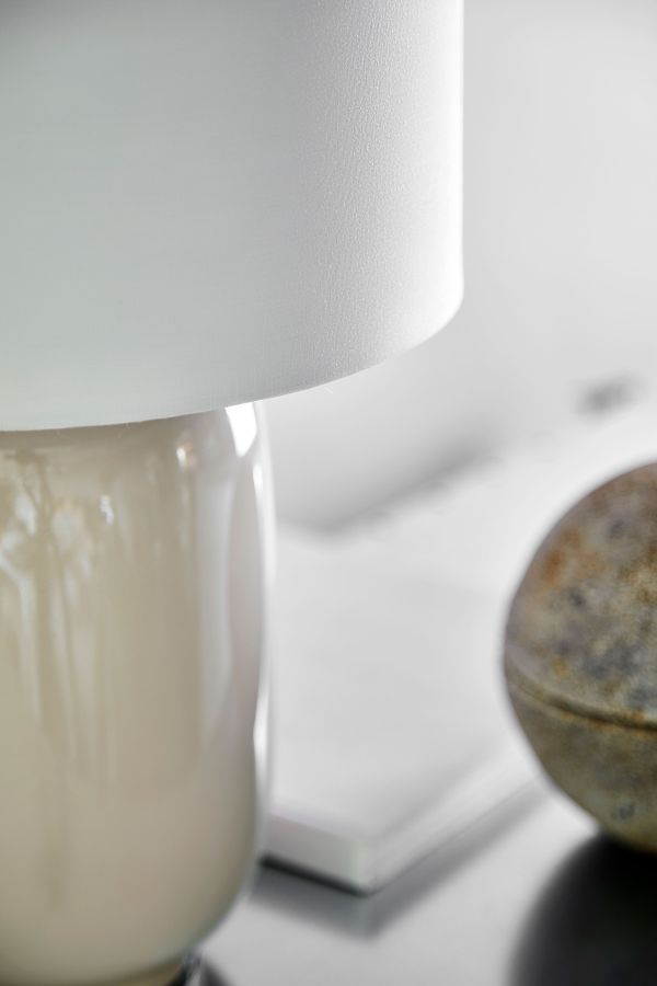 kremowa lampa stołowa z abażurem