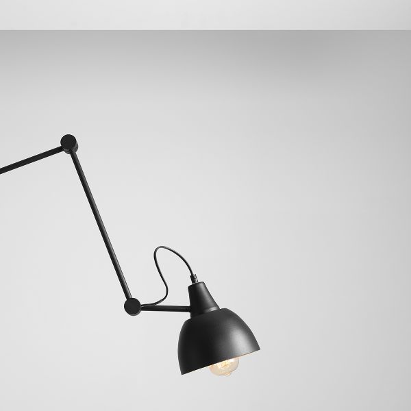 czarna regulowana lampa podłogowa metalowa