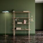 Elegancka lampa podłogowa ze złotą podstawą i ciemozielonym kloszem