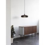 szeroka nowoczesna lampa wisząca z drewna do salonu