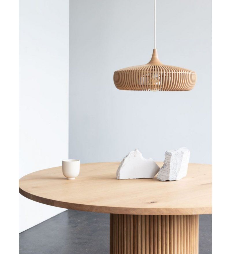 drewniana lampa wisząca nad stół