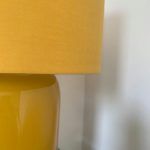 musztardowa lampa stołowa z abażurem