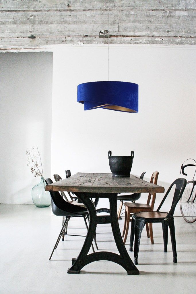 niebieska welurowa lampa nad stół do salonu
