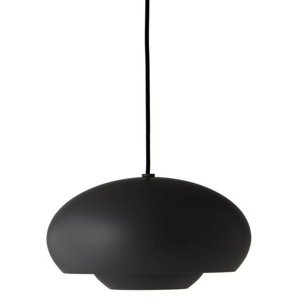 czarna lampa wisząca nad okrągłym stołem
