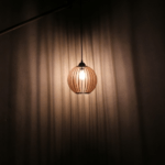 Drewniana lampa z listewek do sypialni boho