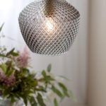 szklana lampa wisząca do salonu